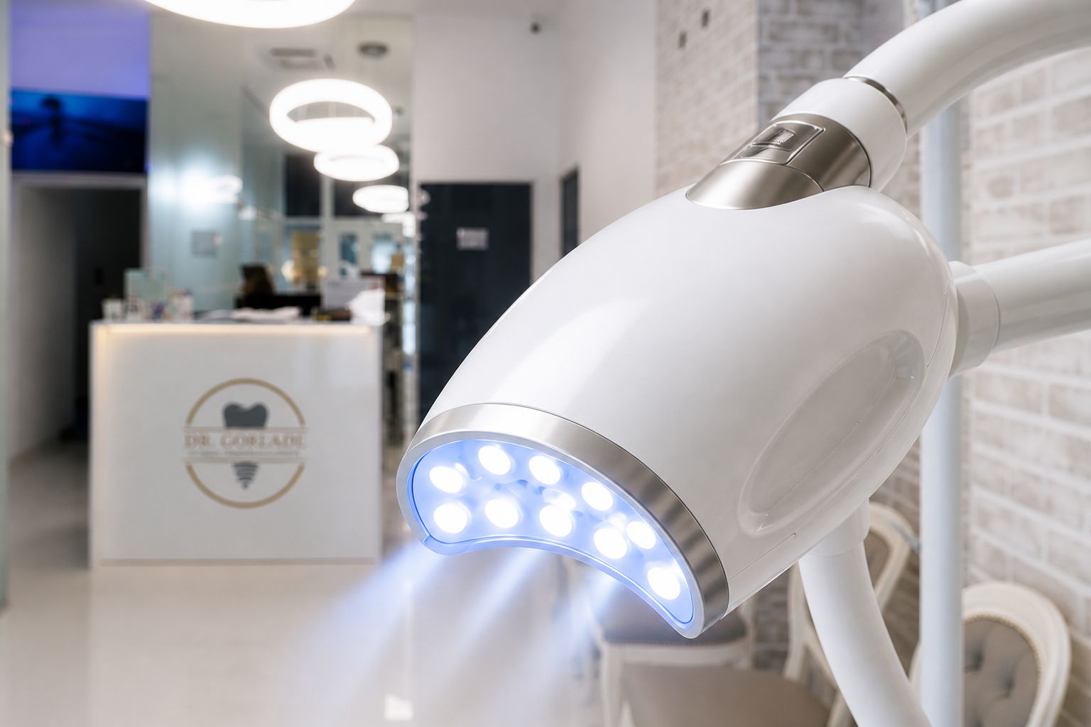 Lampă LED de albire dentară profesională la Clinica Dr. Corlade Bacău